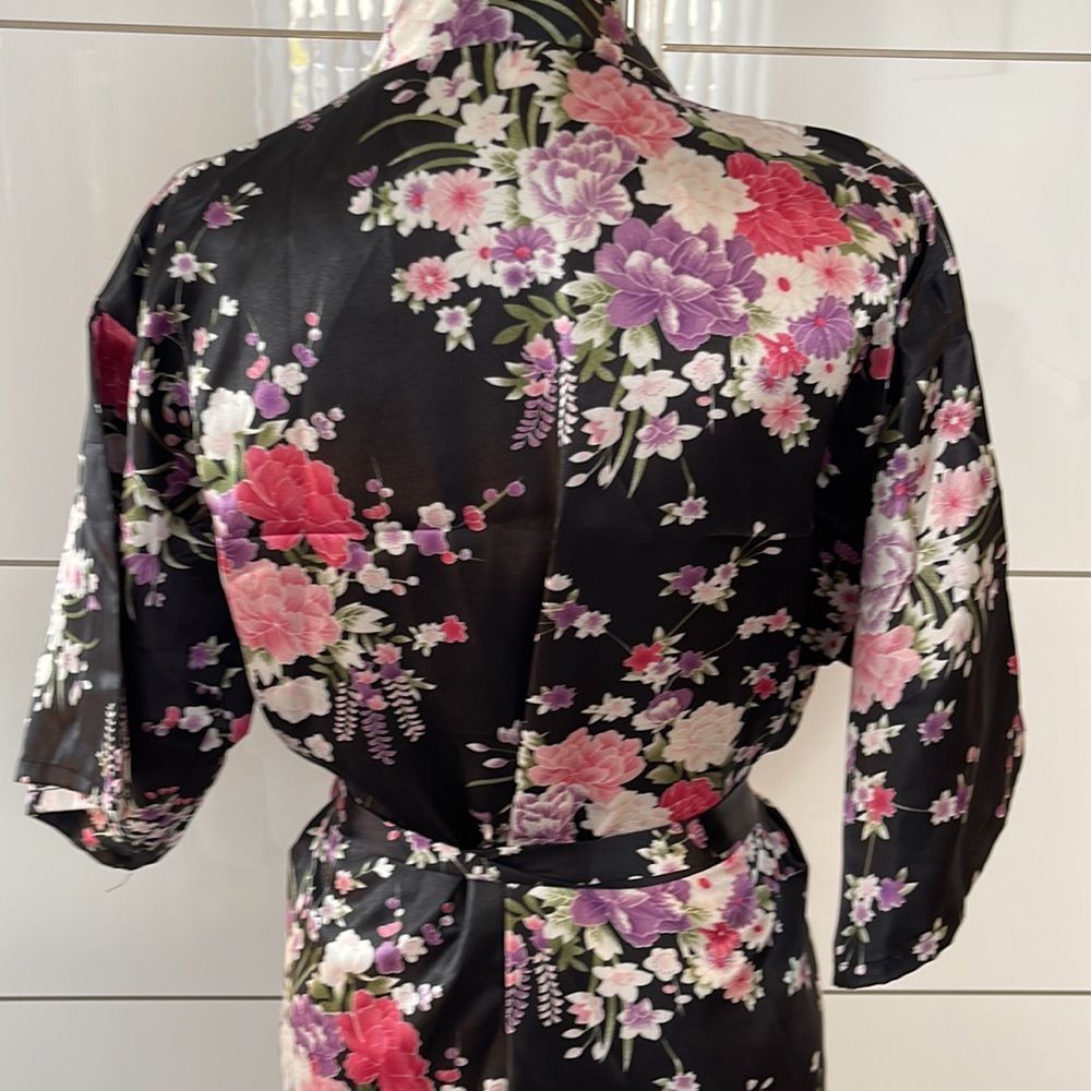 Woman sold robe - Picture 3 of 4